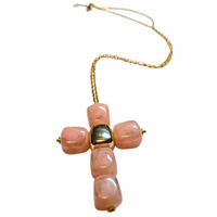 Collier petite croix en cube rose clair