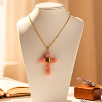 Collier petite croix en cube rose clair