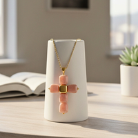 Collier petite croix en cube rose clair