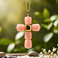 Collier petite croix en cube rose clair