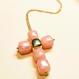 Collier petite croix en cube rose clair