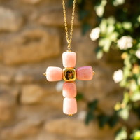 Collier petite croix en cube rose clair