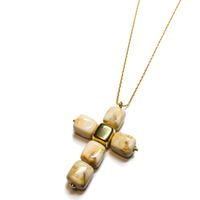 Collier petite croix en cube nougat marbré