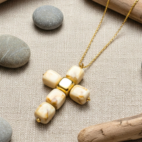 Collier petite croix en cube nougat marbré