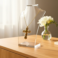 Collier petite croix en cube nougat marbré