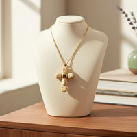 Collier petite croix en cube nougat marbré