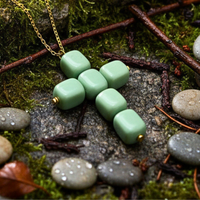 Collier petite croix en cube vert militaire