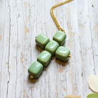Collier petite croix en cube vert militaire