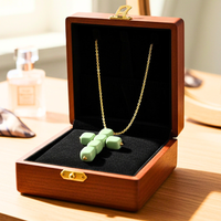 Collier petite croix en cube vert militaire