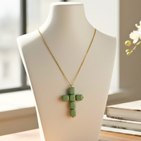 Collier petite croix en cube vert militaire