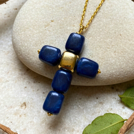 Collier petite croix en cube Bleu marbré